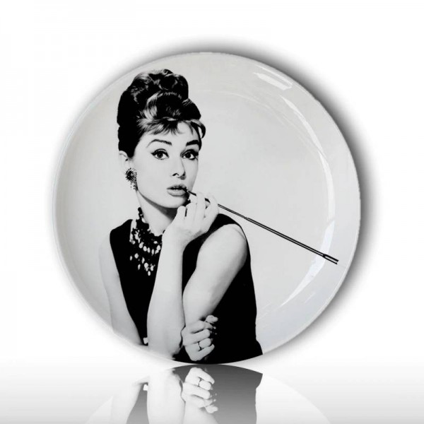 Audrey Hephurn Painting Decorative Plate Home Wall Hanging Dish Black Color Poster Wall Decor Creative Ceramic Craft Wallpeper