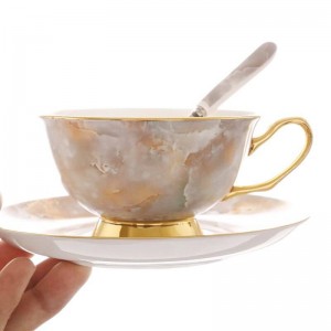 Set di tazze da caffè in osso d'oro di alta qualità Tazza da tè rossa britannica Tazza da caffè in ceramica europea piattino con confezione regalo per tè pomeridiano