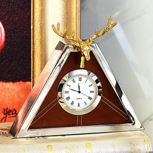 Orologio moderno di fascia alta soggiorno europeo triangolo in metallo creativo orologio da tavolo conchiglia cervo orologio pendolo tavolo nuovi prodotti